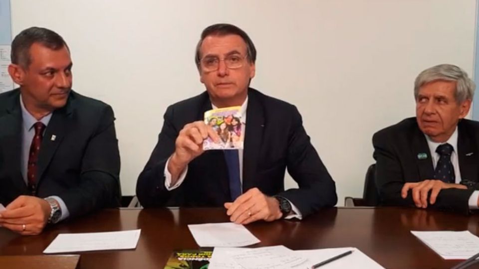 Bolsonaro com os generais Otávio Santana do Rêgo Barros e Augusto Heleno em live  (Reprodução)