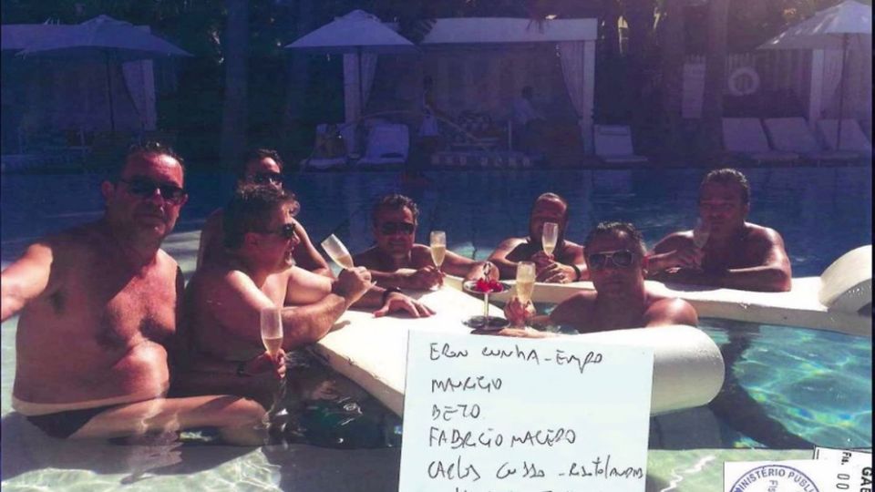Richa na piscina de hotel de luxo com empresários (Reprodução)