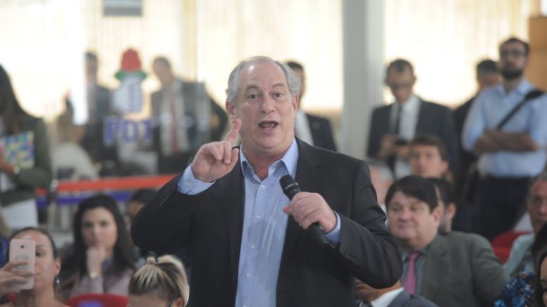 Ciro Gomes joga uma casca de banana para Ciro Gomes. E ele pisa