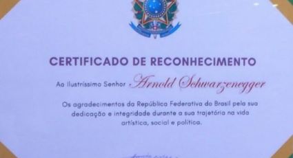 Bolsonaro homenageia Arnold Schwarzenegger com "certificado de reconhecimento"