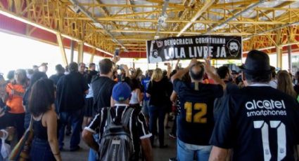 VÍDEO: Corintianos pedem 'Lula livre' a caminho da final do Paulistão em Itaquera