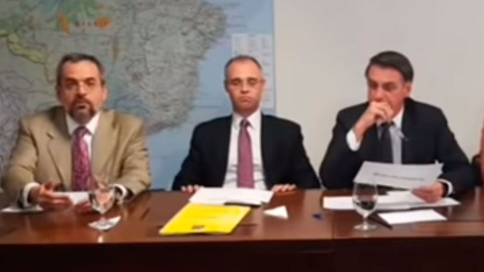 Abraham Weintrab (E) em live com Jair Bolsonaro (Reprodução/Youtube)