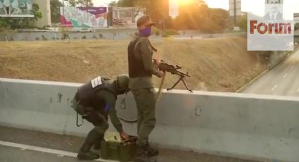 Vídeo: Em pequeno grupo, militares que aderiram ao golpe na Venezuela atiram em estrada