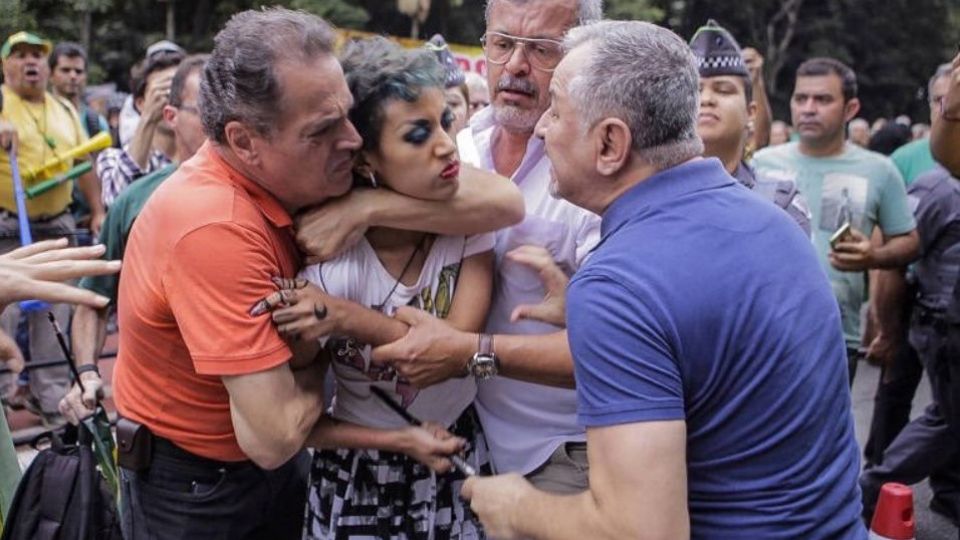 Momento em que a mulher recebe uma 'gravata' de apoiadores de Jair Bolsonaro - Foto: Reprodução/Vídeo Chico Prado)