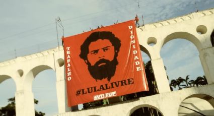 Arcos da Lapa amanhecem com faixa de Lula Livre