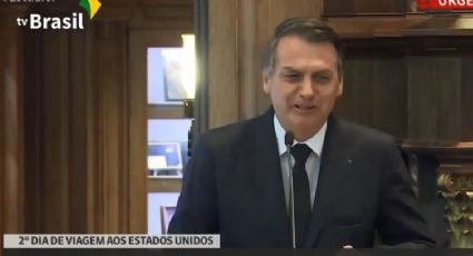 Bolsonaro se enrola ao tentar adaptar bordão: "Brasil e Estados Unidos acima de tudo"