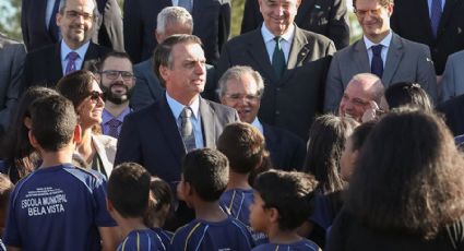 Bolsonaro "ensina" reforma da Previdência a alunos de escola pública e é corrigido por Paulo Guedes