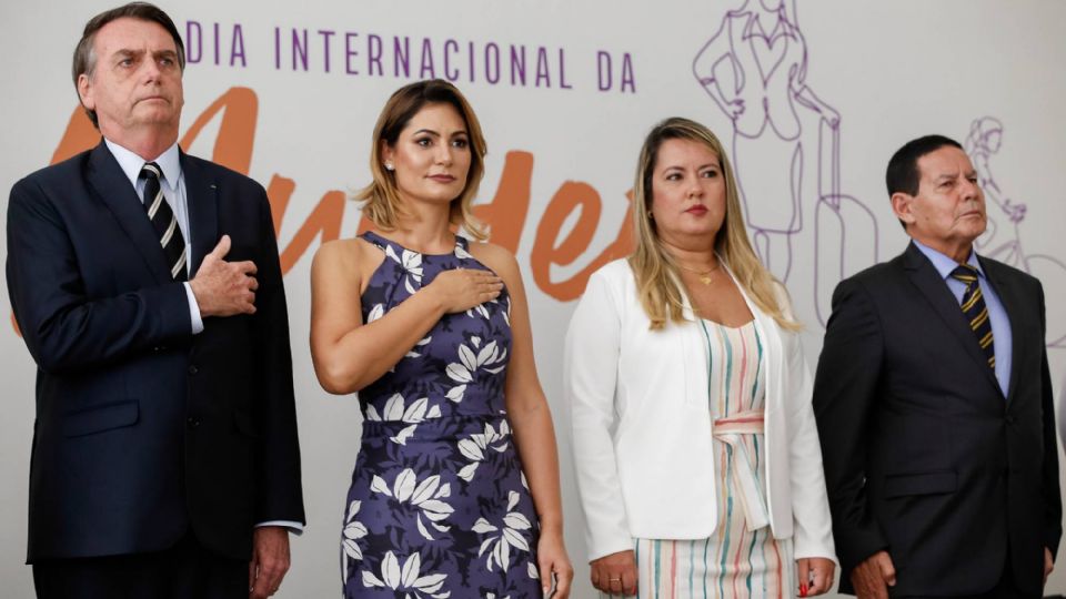 Bolsonaro e Mourão com as mulheres, MIchelle e Paula (Foto: Alan Santos/PR)