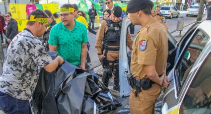 VÍDEO: Manifestantes pró-Bolsonaro arrancam faixa em defesa da educação na UFPR