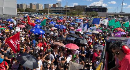 Ato em defesa da Educação reúne milhares em Brasília