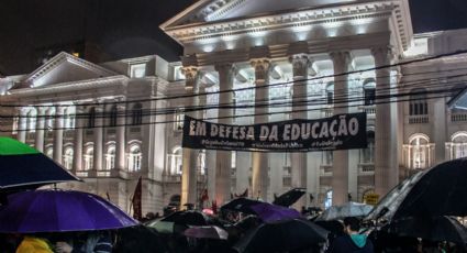 Estudantes recolocam faixa “Em defesa da Educação” retirada por bolsonaristas na UFPR