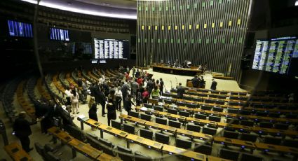 Congresso derruba veto de Bolsonaro e escolas terão psicólogos e assistentes sociais