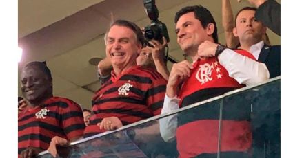 Bolsonaro comemora título do Flamengo no Twitter e é xingado nos comentários