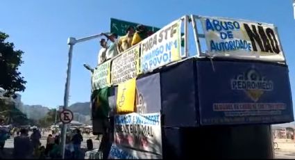 Manifestantes em Copacabana pedem a volta de EMC e OSPB ao ensino fundamental