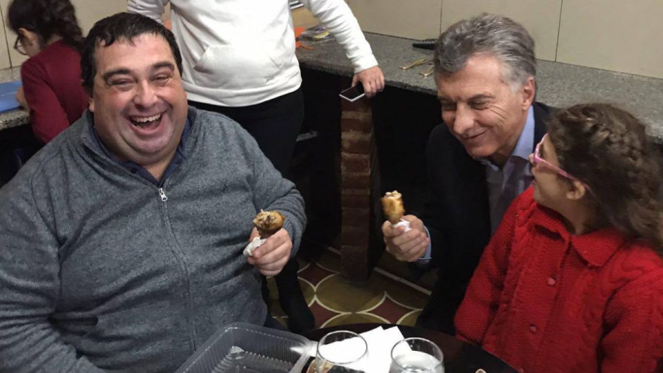 Mauricio Macri, presidente da Argentina, se diverte em restaurante (Reprodução/Facebook)