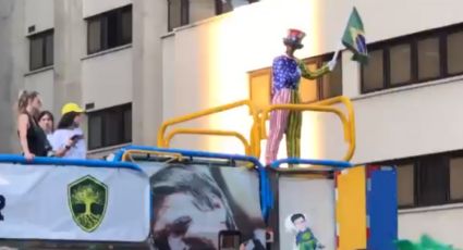 Manifestante canta Hino da Independência vestido de Tio Sam na avenida Paulista