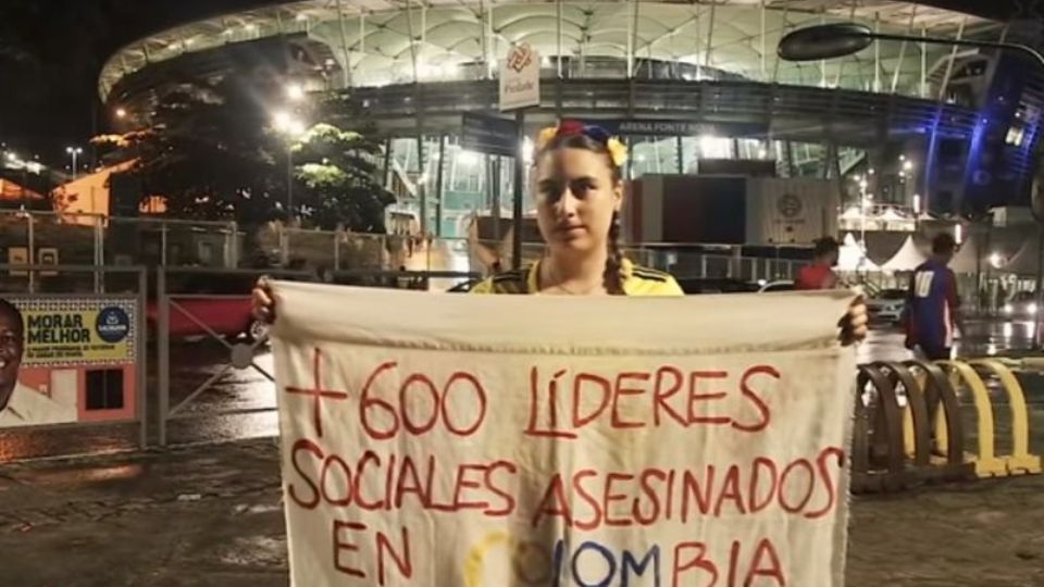 A torcedora colombiana Angie Catalina, em frente ao estádio da Fonte Nova, em Salvador (Foto: Reprodução/Twitter).