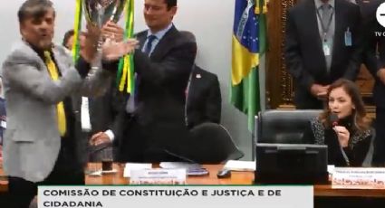 Deputado Boca Aberta entrega "troféu da Champions League" a Sérgio Moro