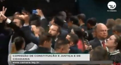 Moro foge da Câmara aos gritos de "ladrão, ladrão, ladrão"