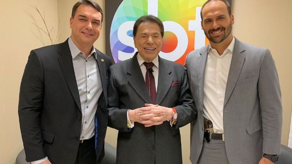 Flávio e Eduardo Bolsonaro com o apresentador Silvio Santos (Reprodução/Twitter )