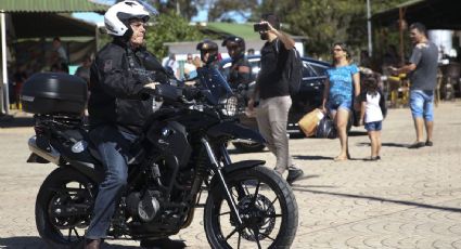 Bolsonaro troca moto CG por BMW e retruca sobre Dia dos Pais: "Vou encontrar a minha avó"