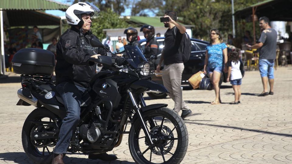 Bolsonaro de moto em Brasília (Agência Brasil)