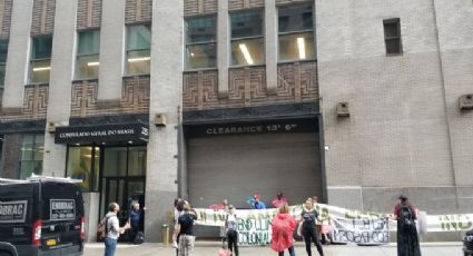 Ambientalistas promovem ato de protesto em frente ao consulado do Brasil em Nova Iorque