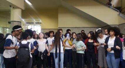 Alunos e professores do Cefet-RJ fazem barreira humana em protesto contra interventor bolsonarista