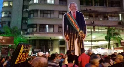 Manifestantes erguem "Lula Livre" gigante na Central do Brasil, no Rio