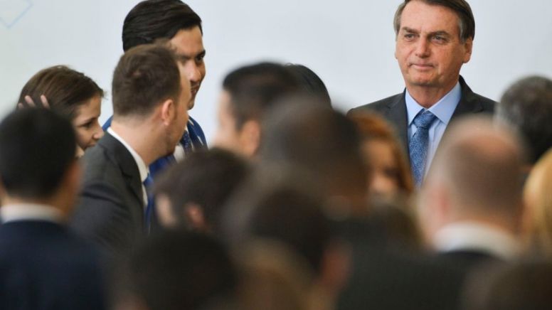 Bolsonaro larga na frente como presidente mais mentiroso após vídeo falso sobre baleias na Noruega