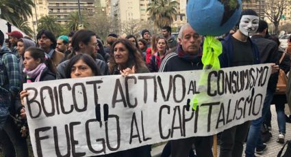 Manifestação em Buenos Aires pela Amazônia incendeia globo terrestre em frente à Embaixada do Brasil