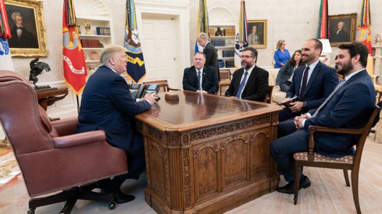 Visita de Eduardo Bolsonaro aos EUA só beneficia o país de Donald Trump