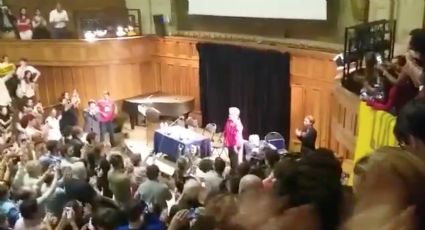 Dilma Rousseff é ovacionada antes de palestra na Universidade de Sorbonne, em Paris