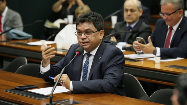 “Querem ‘privatizar’o exercício da política”, avalia deputado sobre novas regras eleitorais