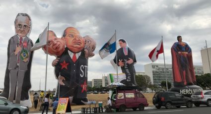 Movimentos de direita inflam bonecos na Esplanada em apoio a CPI da Lava-Toga