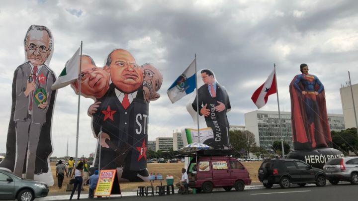 Movimentos de direita inflam bonecos na Esplanada em apoio a CPI da Lava-Toga