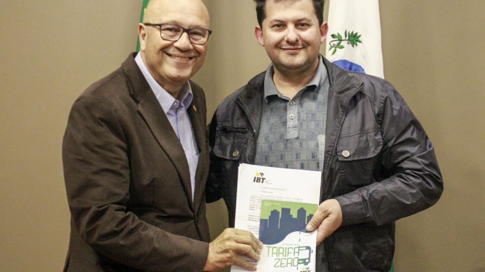 Deputado Romanelli e Julio Makuch, presidente da Uvepar (União de Câmaras, Vereadores e Gestores Públicos do Paraná) -Foto: Eduardo Matysiak