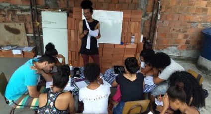 Cursinho comunitário em laje na Maré aprova todos os alunos em universidades públicas do Rio