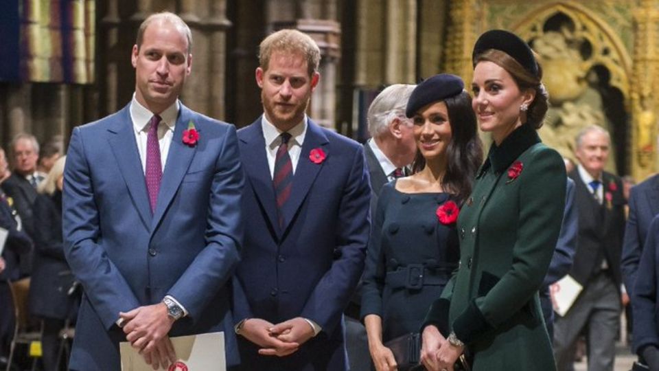 Os príncipes britânicos William e Harry, e suas respectivas esposas (Foto: Twitter)