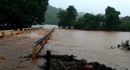 Barragem transborda em cidade mineira e famílias deixam suas casas