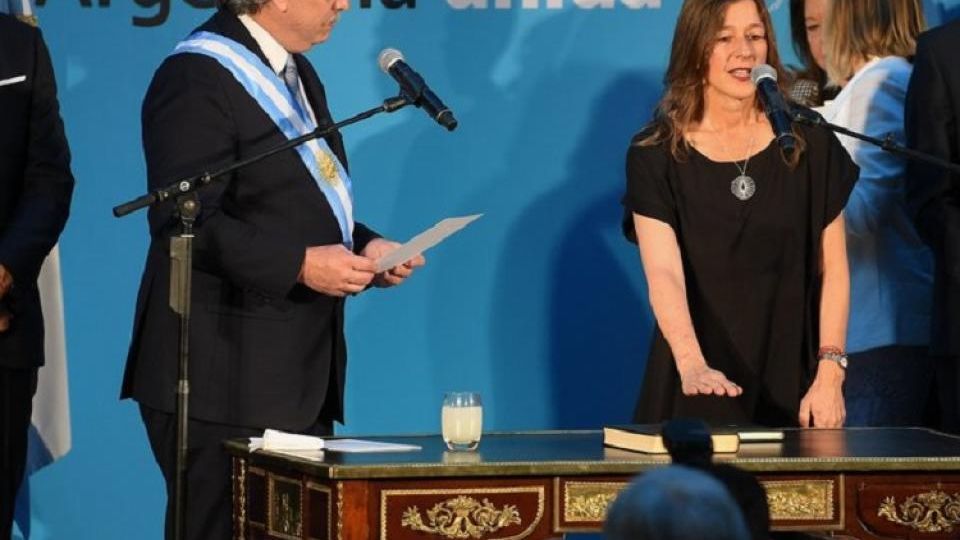 A ministra Sabina Frederic, ao momento de ser empossada pelo presidente Alberto Fernández (Foto: Página/12)
