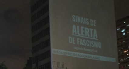 "Sinais de alerta de fascismo": Projeções no centro de SP expõem críticas ao governo