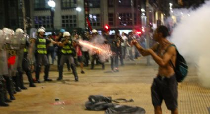 Polícia ataca manifestantes do MPL com bombas na Praça da República, em São Paulo