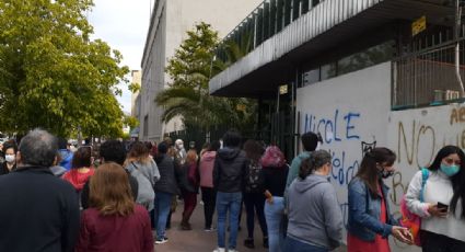 Chilenos fazem fila para votar em plebiscito que pode derrubar Constituição de Pinochet