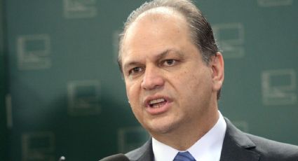 Líder do governo quer plebiscito e repete Sarney: Constituição deixou Brasil "ingovernável"