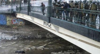 Chile: Adolescente é empurrado de ponte por carabineiro durante protesto em Santiago