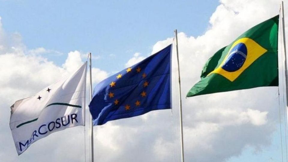Bandeiras do Mercosul, da União Europeia e do Brasil (Imagem: Wikimedia Commons)