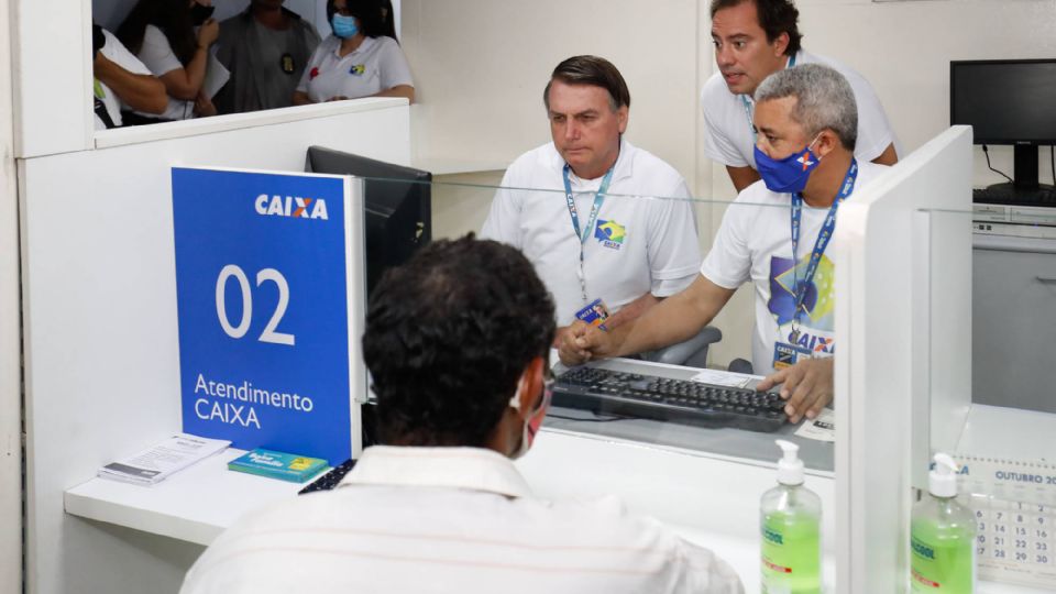 Jair Bolsonaro e Pedro Guimarães, presidente da Caixa, em  Agência-Barco na Ilha do Marajó (Foto: Alan Santos/PR)