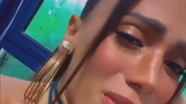 Anitta destaca preconceito religioso após rumores de que raspou o cabelo: "Vai ser intolerante na ponte que partiu"