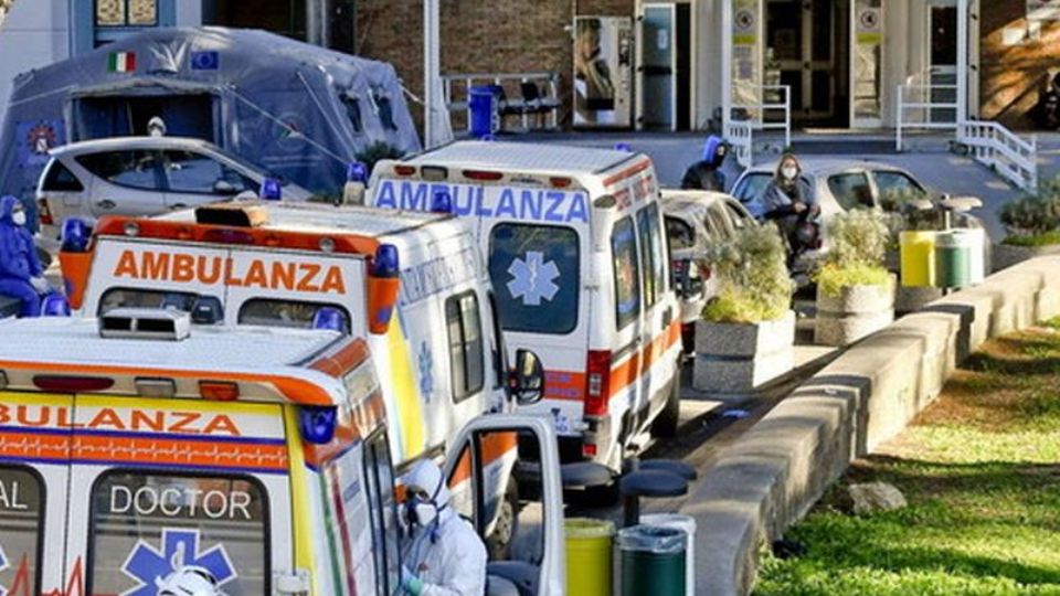 Ambulâncias aguardando leitos disponíveis em hospital de Nápoles (foto: TGCOM 24)